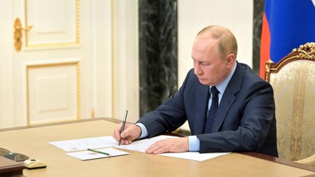 Путин подписал указ об учреждении звания "Мать-героиня" - «Семья»