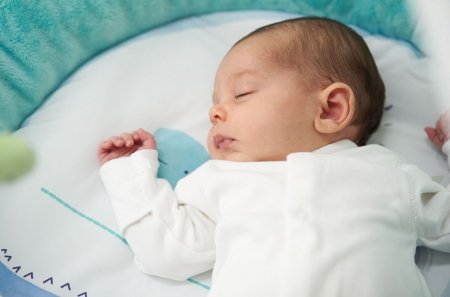 Как спят новорожденные в кроватке - «Ребенок»