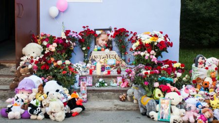 В Тюмени у дома убитой девочки разбирают стихийный мемориал - «Мой папа знает»