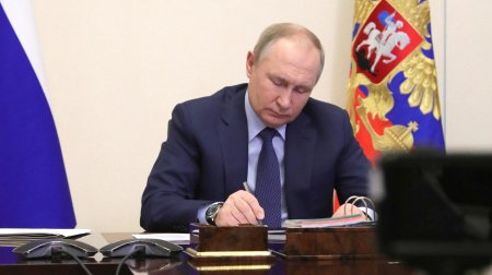 Даты разговора Путина с Макроном пока нет, заявил Песков - «Мой папа знает»