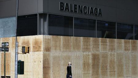 После скандала с БДСМ Balenciaga стал партнером организации по защите детей - «Мой папа знает»