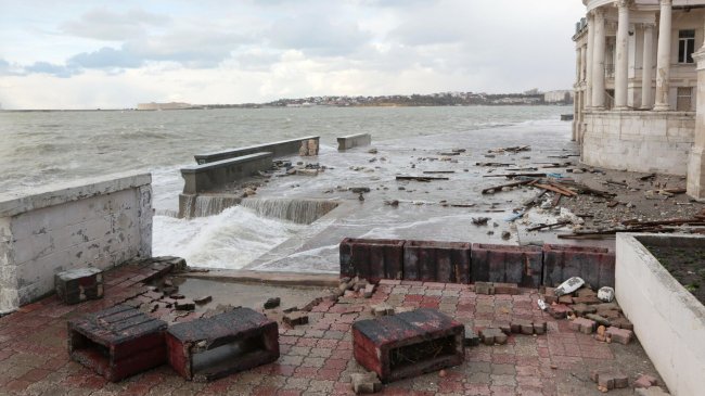Спасатели МЧС РФ освободили от воды после шторма в Крыму 183 здания - «Мой папа знает»