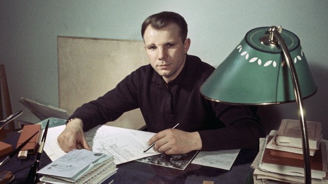 Библиотека Юрия Гагарина: какие книги любил читать первый космонавт - «Мой папа знает»