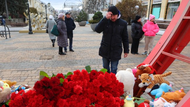 Жители Белгорода несут цветы и игрушки к стихийному мемориалу - «Мой папа знает»