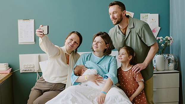 Шпаргалка для родителей: какие вещи взять для малыша на выписку из роддома - «Малыши»