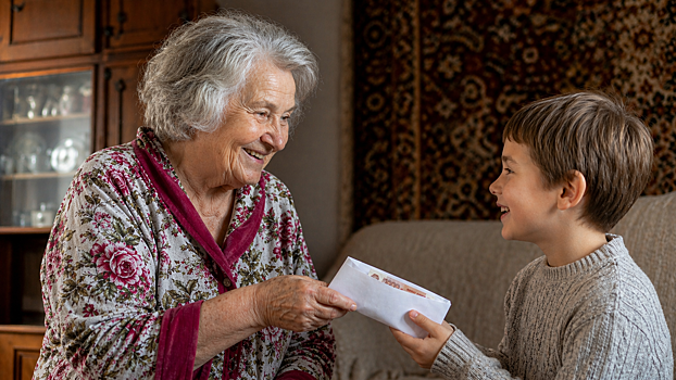 Бабушкин конверт: что делать, если ребёнок скрывает подарки от родителей - «Семейный бюджет»