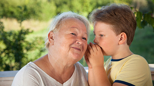 Как бабушки случайно учат внуков манипулировать: 5 опасных фраз - «Мой папа знает»