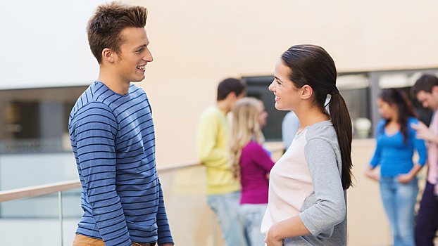 Как познакомиться с девушкой: лучшие фразы для первого шага (без «как дела?») - «Отношения»