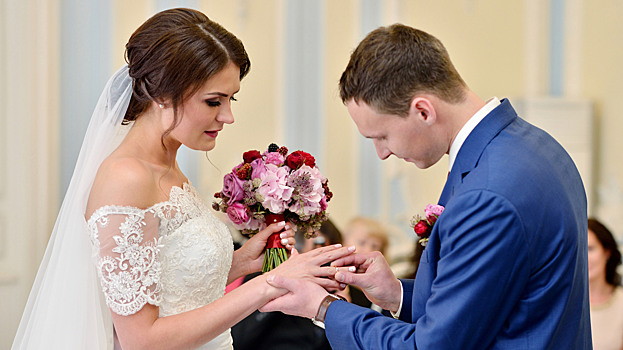 Почему женщины оставляют девичью фамилию после замужества? Объясняет психолог - «Отношения»