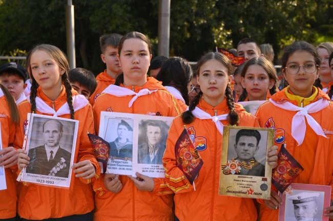 РИА Новости: сотрудники и ветераны Артека" приняли участие в "Бессмертном полку" - «Мой папа знает»