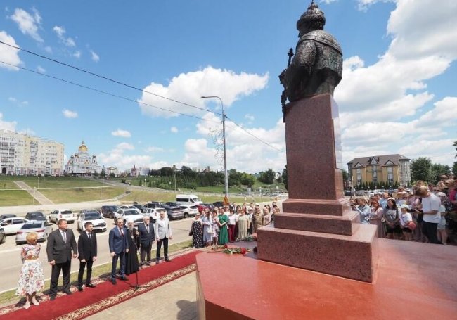 Памятник основателю Саранска Михаилу Романову открыли в столице Мордовии - «Мой папа знает»